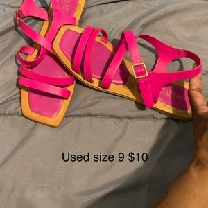Flat sandals